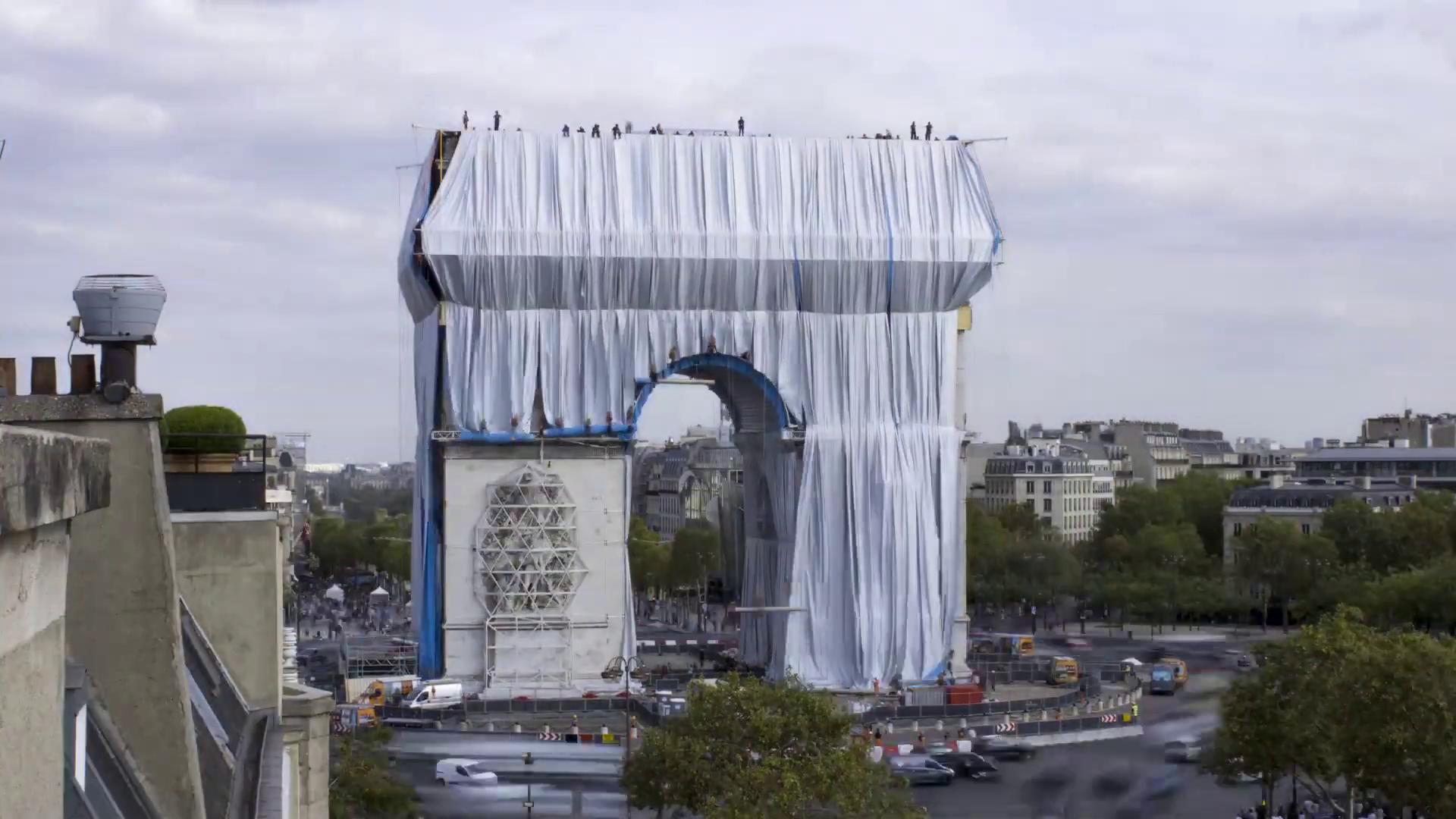 L'Arc de triomphe empaqueté ! Le déploiement de la toile